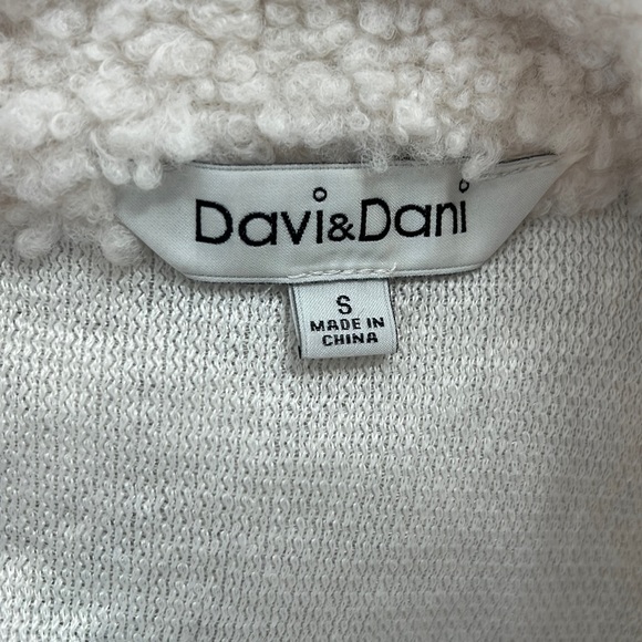 Women’s Sherpa Denim Jacket - Picture 2 of 3